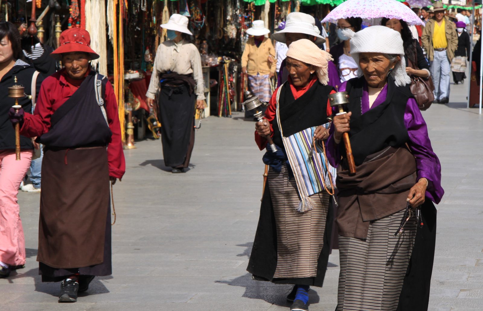 Tibetaner mit "Handy"